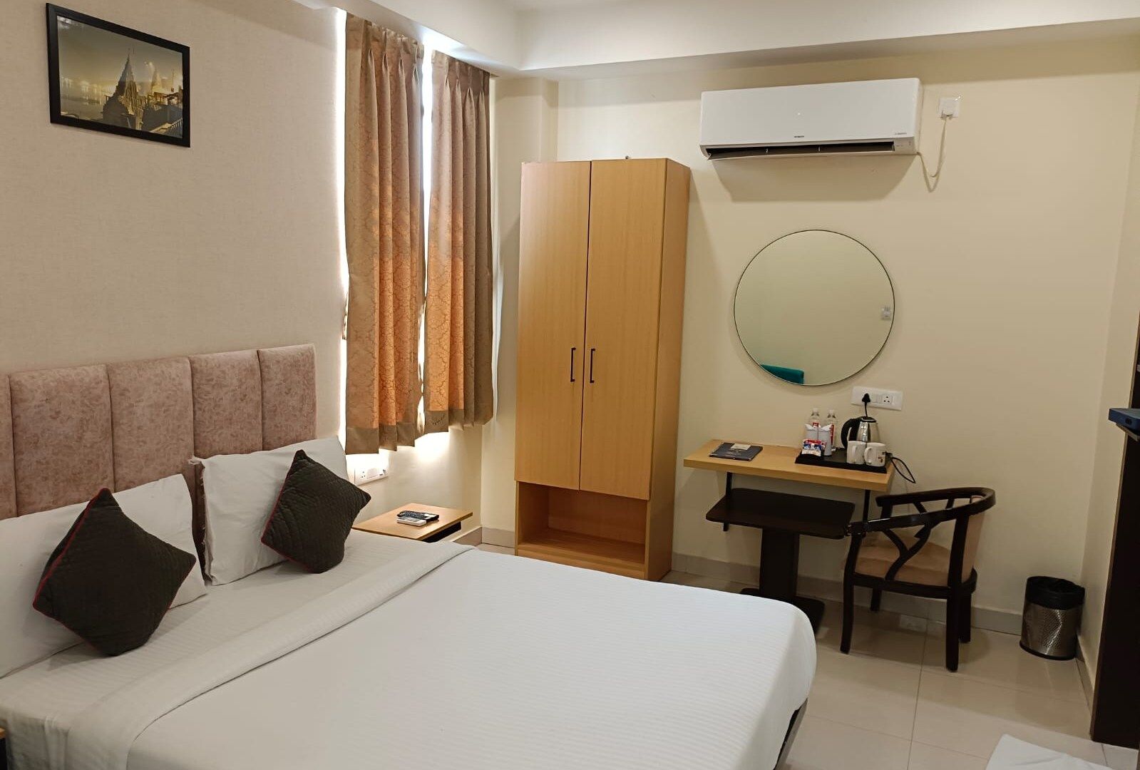 Hotel Yatharth Inn Deluxe Room
