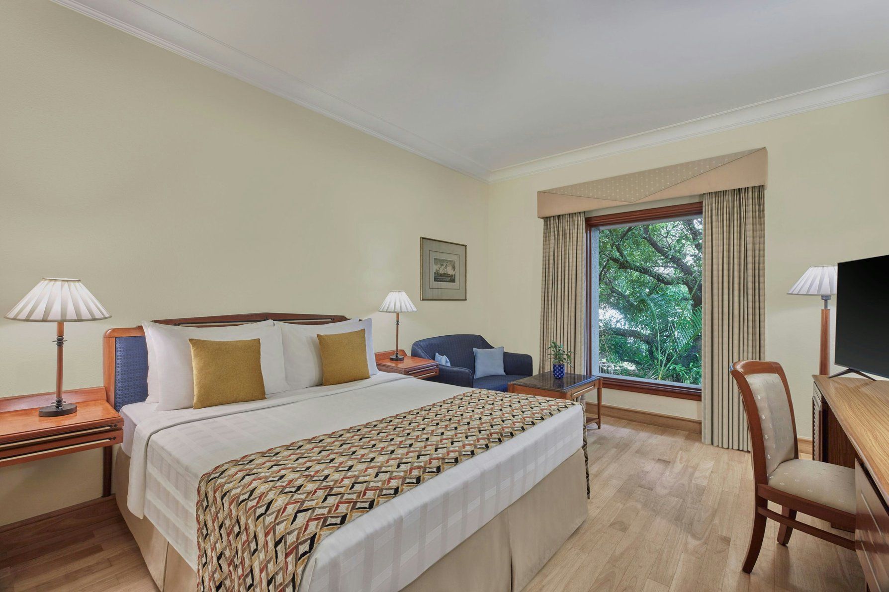 Guestroom - King Bed - Garden View