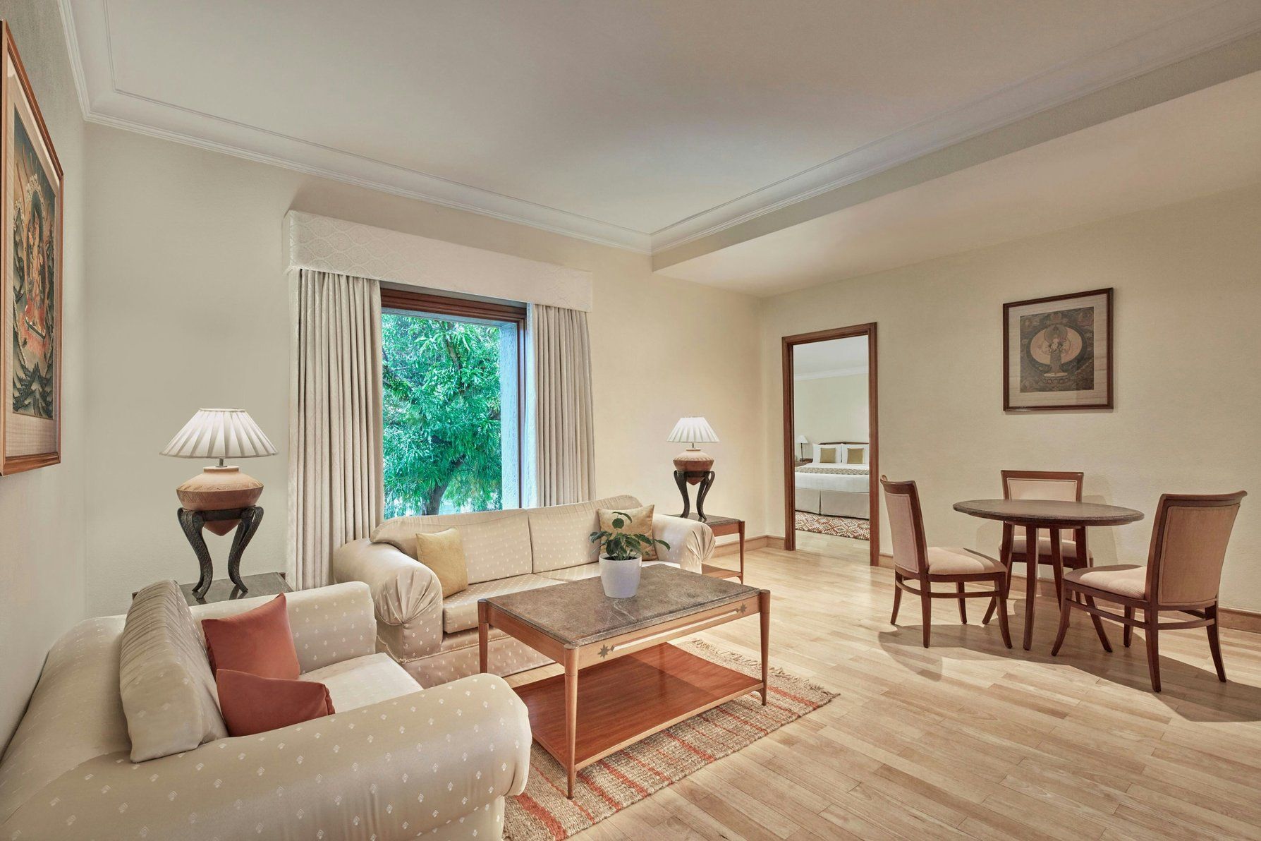 Suite - Living Room - Dining Table