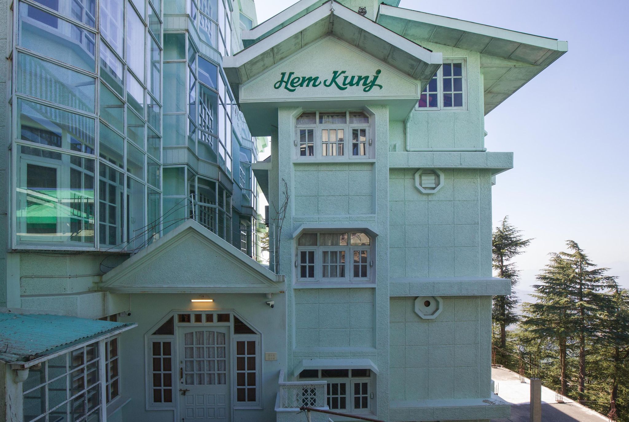Alaya Stays 2 BHK with Hills View & Restaurant - Hemkunj Bloom