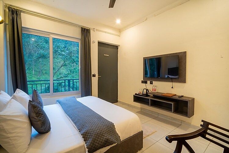 Maple Hill Resort Deluxe Room 5