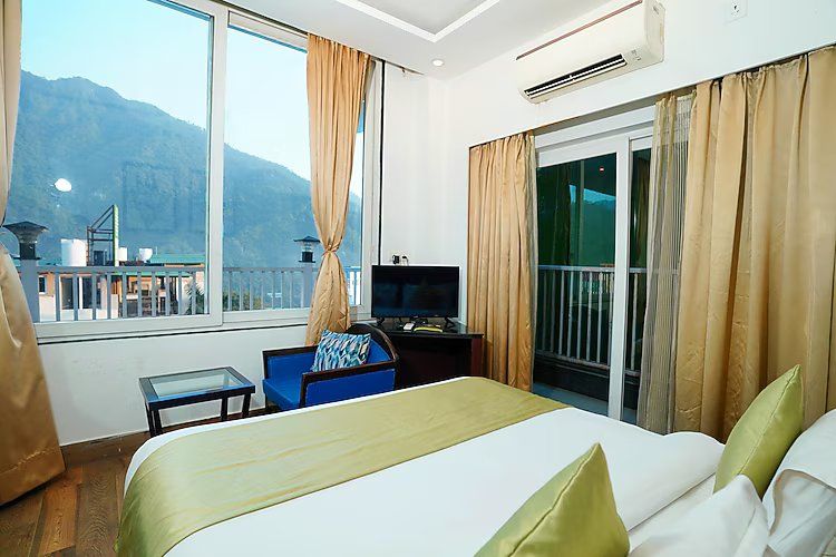 STANDARD ROOM WITH MOUNTAIN VIEW