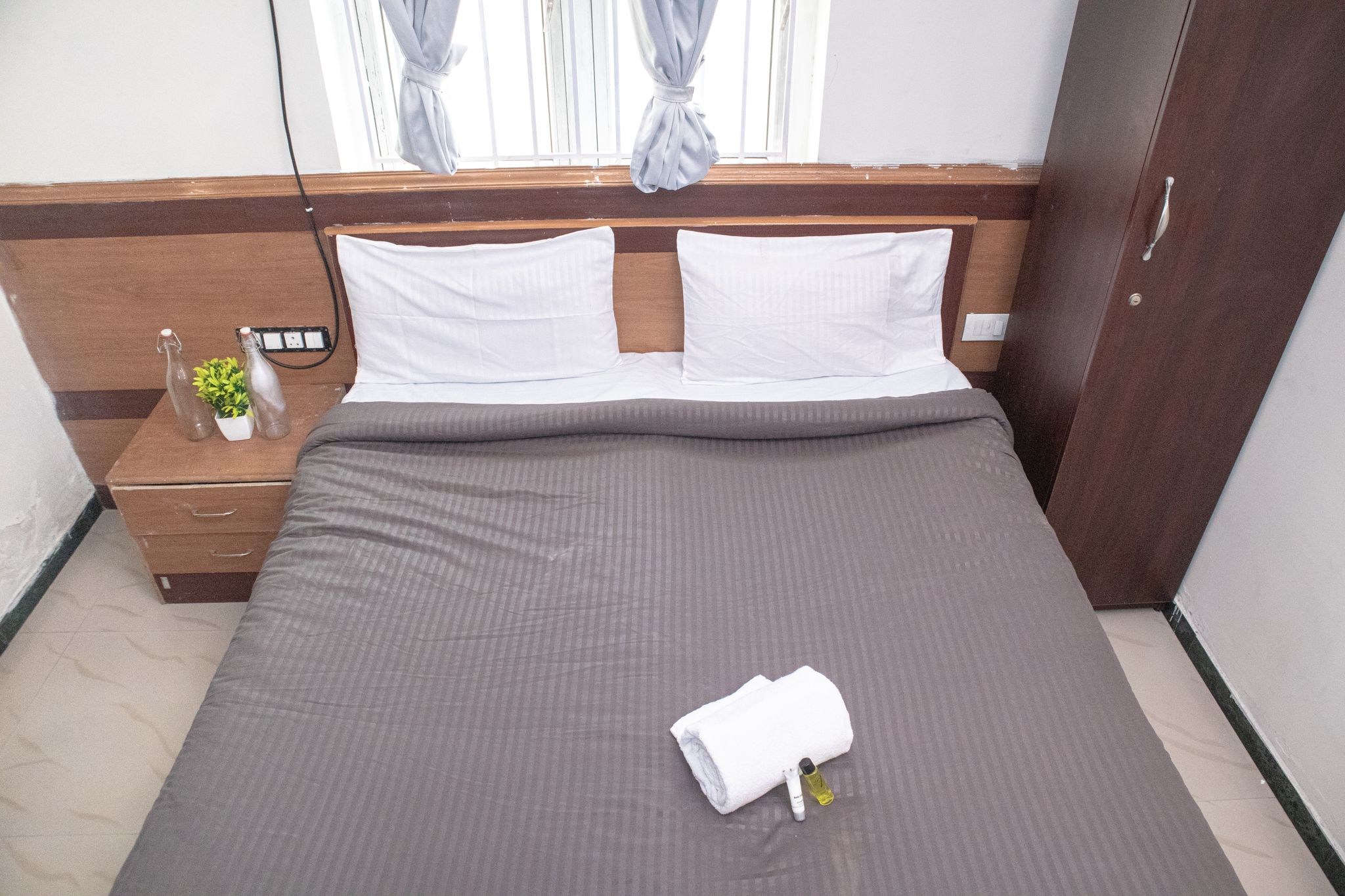 Zolo Troy Standard Queen 2