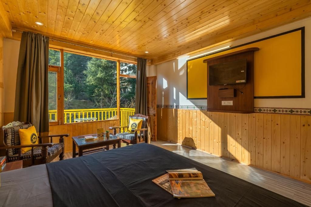 The Hosteller Manali, Old Manali Deluxe Double Room 8