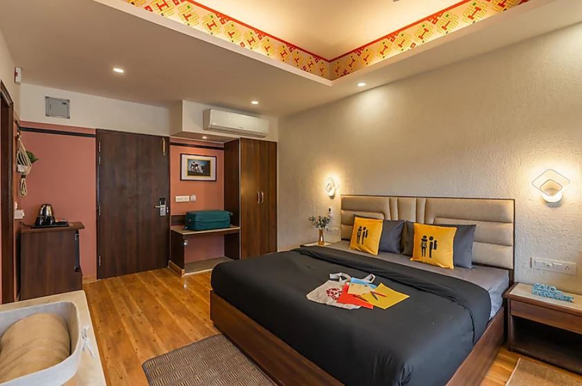 The Hosteller Mcleodganj, Bhagsu Deluxe Double Room with Balcony and Mountain View 2