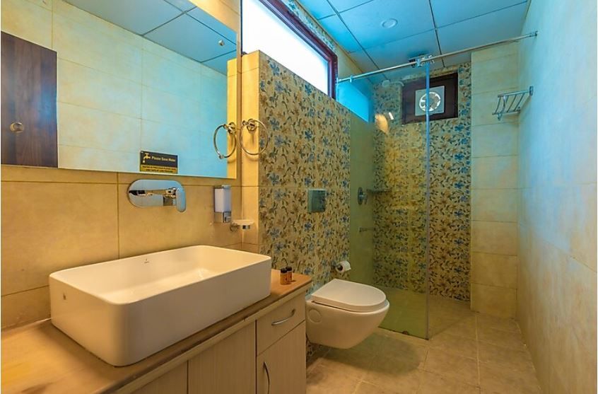 The Hosteller Mcleodganj, Bhagsu Deluxe Double Room with Balcony and Mountain View 6