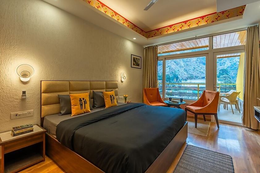 The Hosteller Mcleodganj, Bhagsu Deluxe Double Room with Balcony and Mountain View