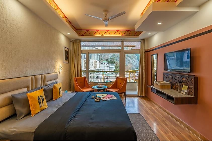 The Hosteller Mcleodganj, Bhagsu Deluxe Double Room with Balcony and Mountain View 5