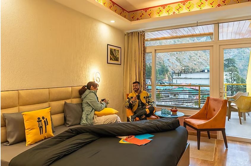 The Hosteller Mcleodganj, Bhagsu Deluxe Double Room with Balcony and Mountain View 3
