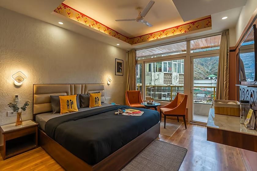 The Hosteller Mcleodganj, Bhagsu Deluxe Double Room with Balcony and Mountain View 4
