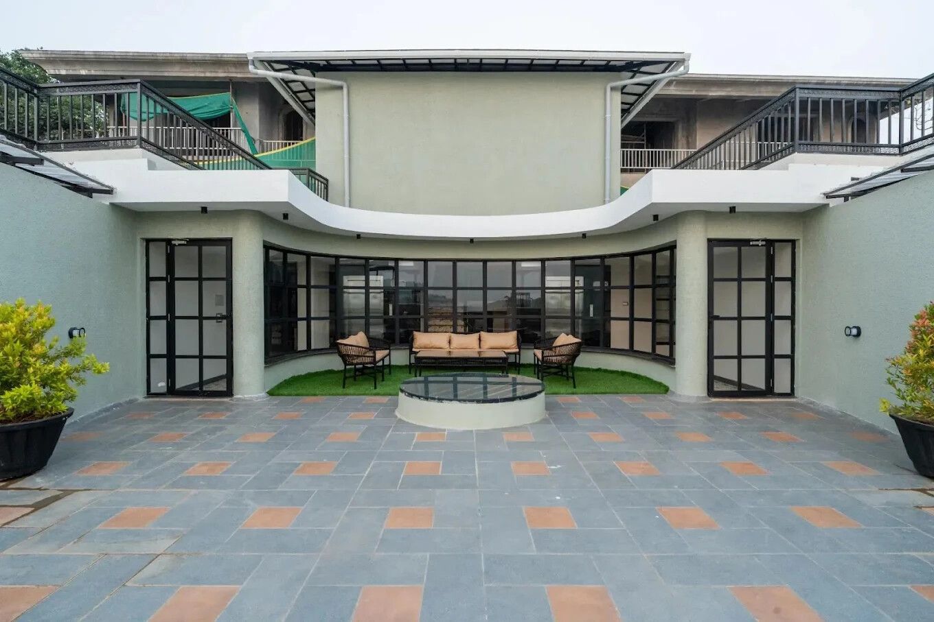 ELIVAAS 1 BHK with Jacuzzi & Lift - Kamerios Brisa