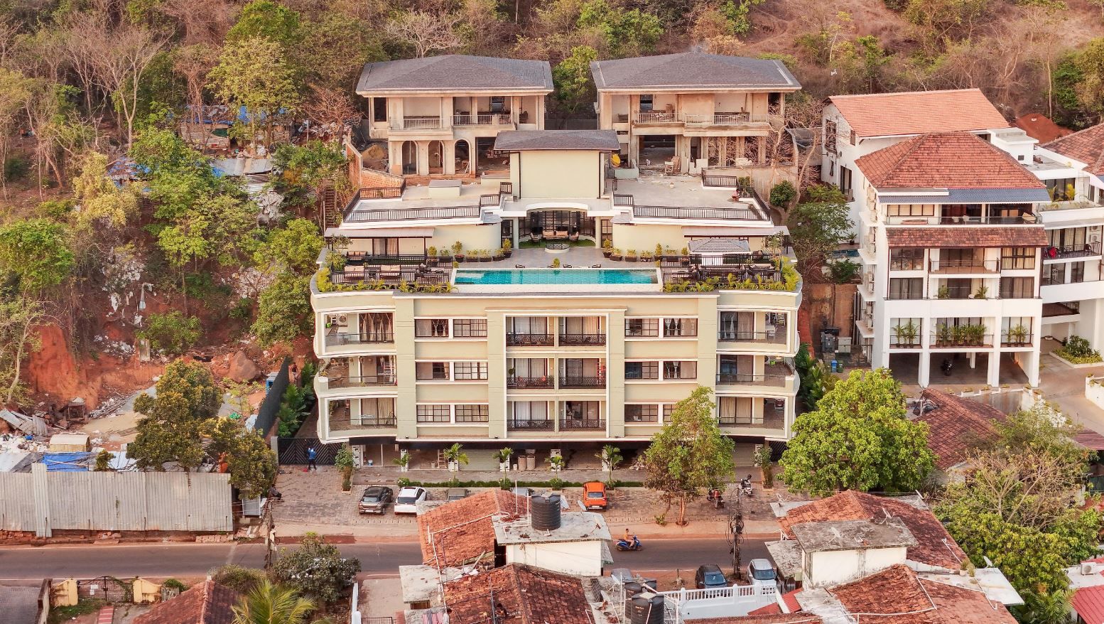 ELIVAAS 1 BHK with Rooftop Pool - Kamerios Verano