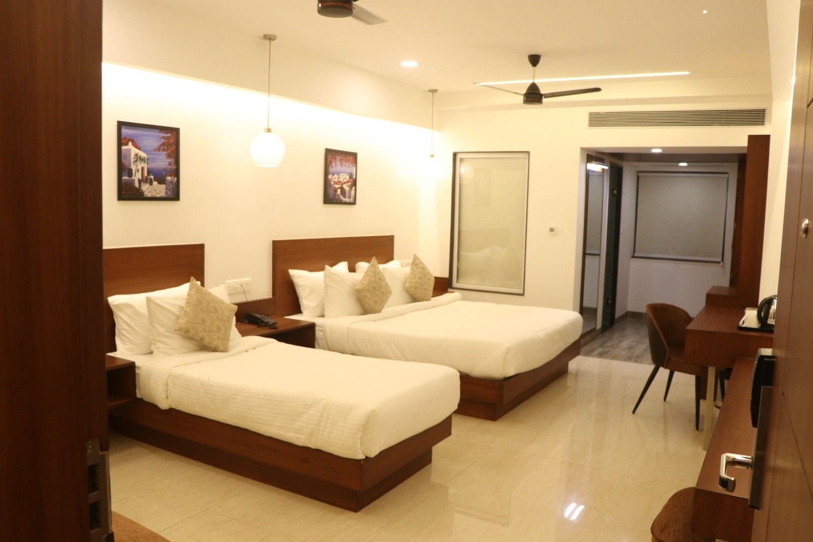 EXECUTIVE (KING SIZE BED + EXTRA BED)