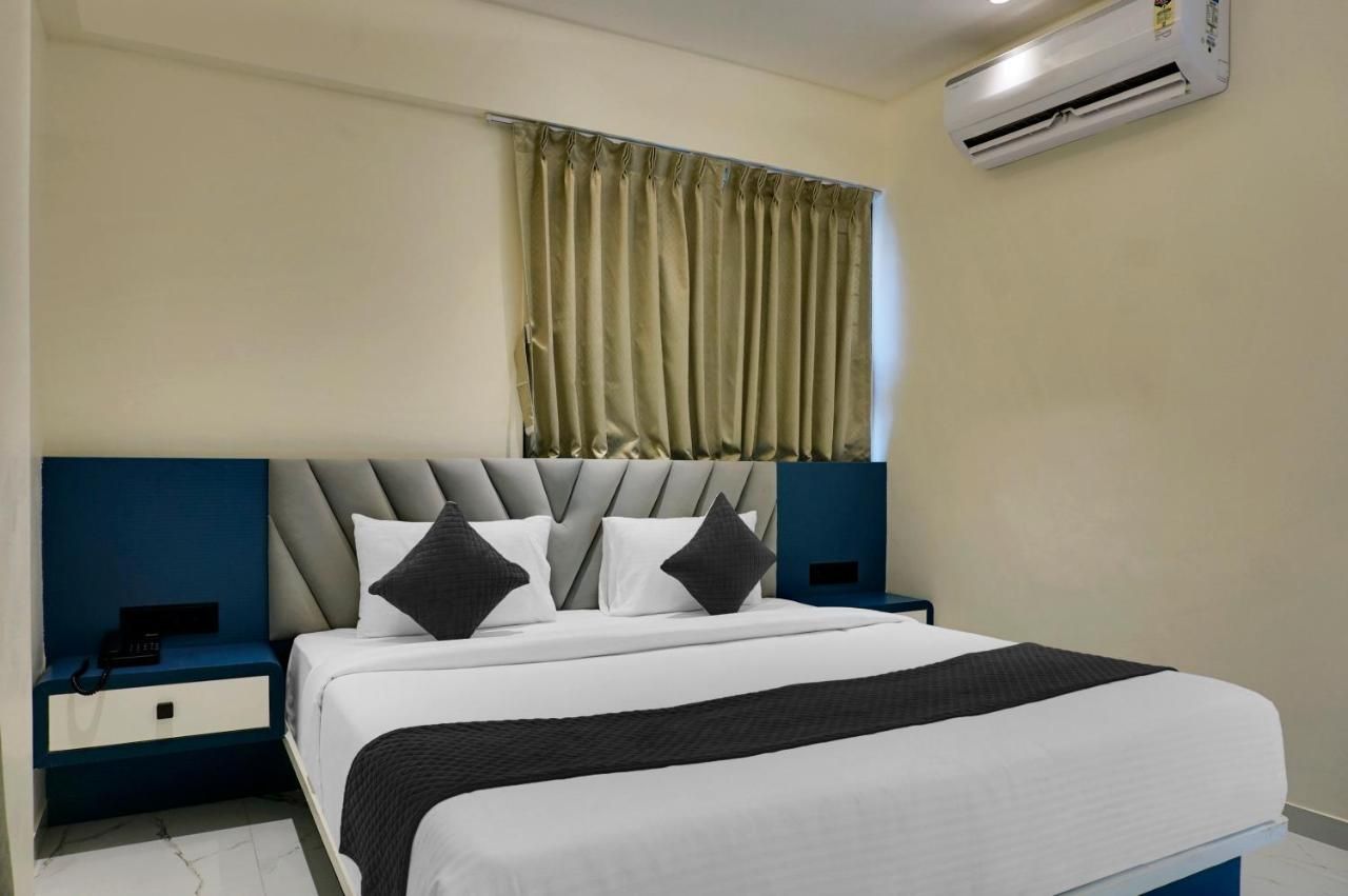 Palm Suites Baner Deluxe Room With Balcony 4