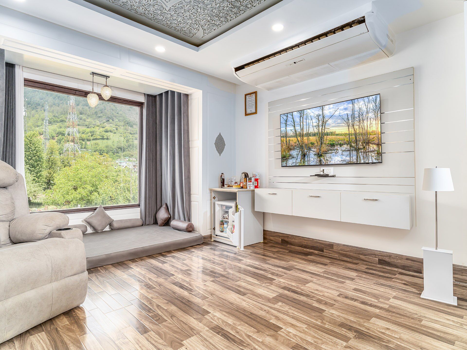 Luxury Suite with Mountain View