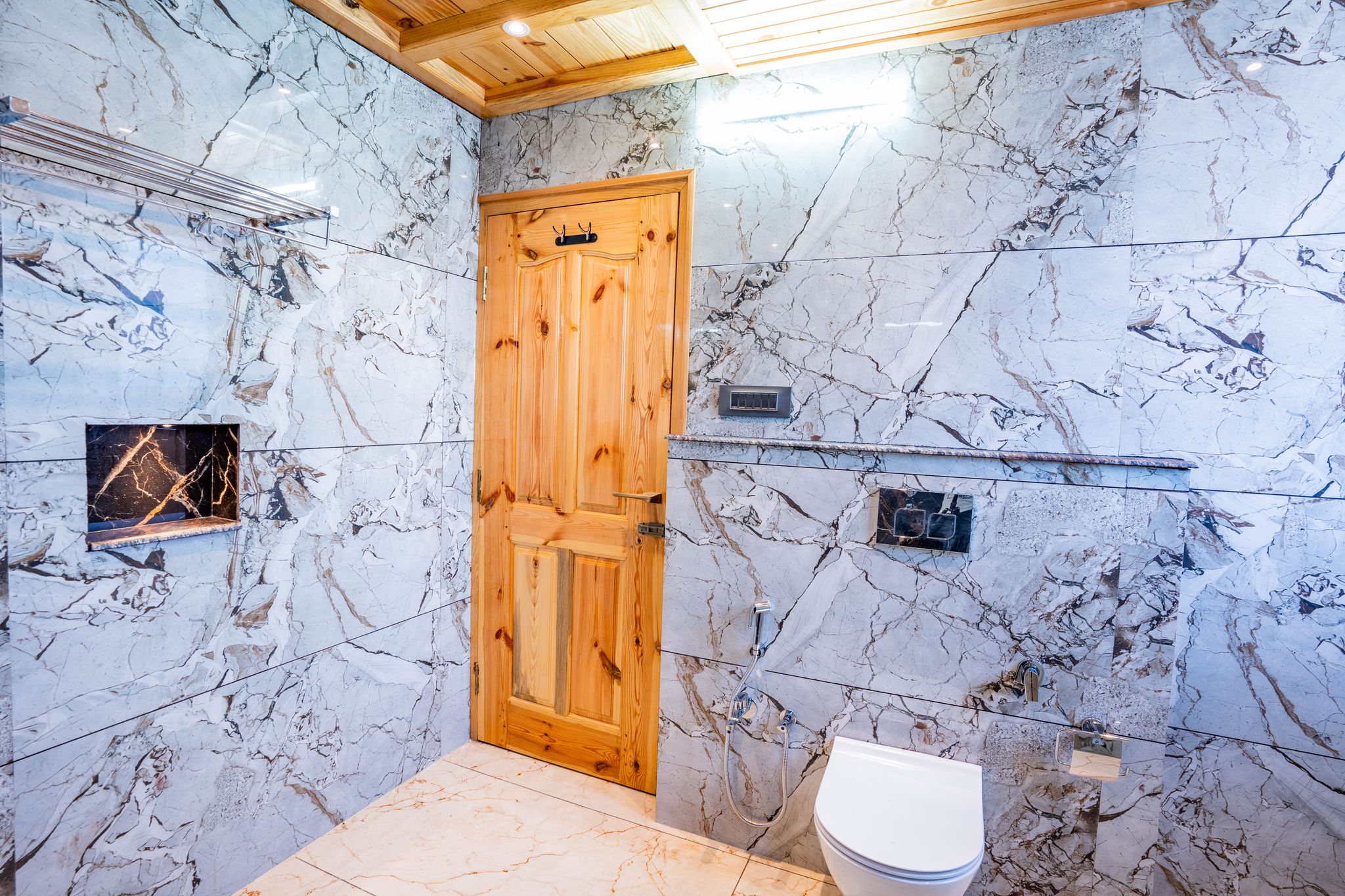 Golden Oak by The Lake Hill Simple Bliss Room (With AC) 6