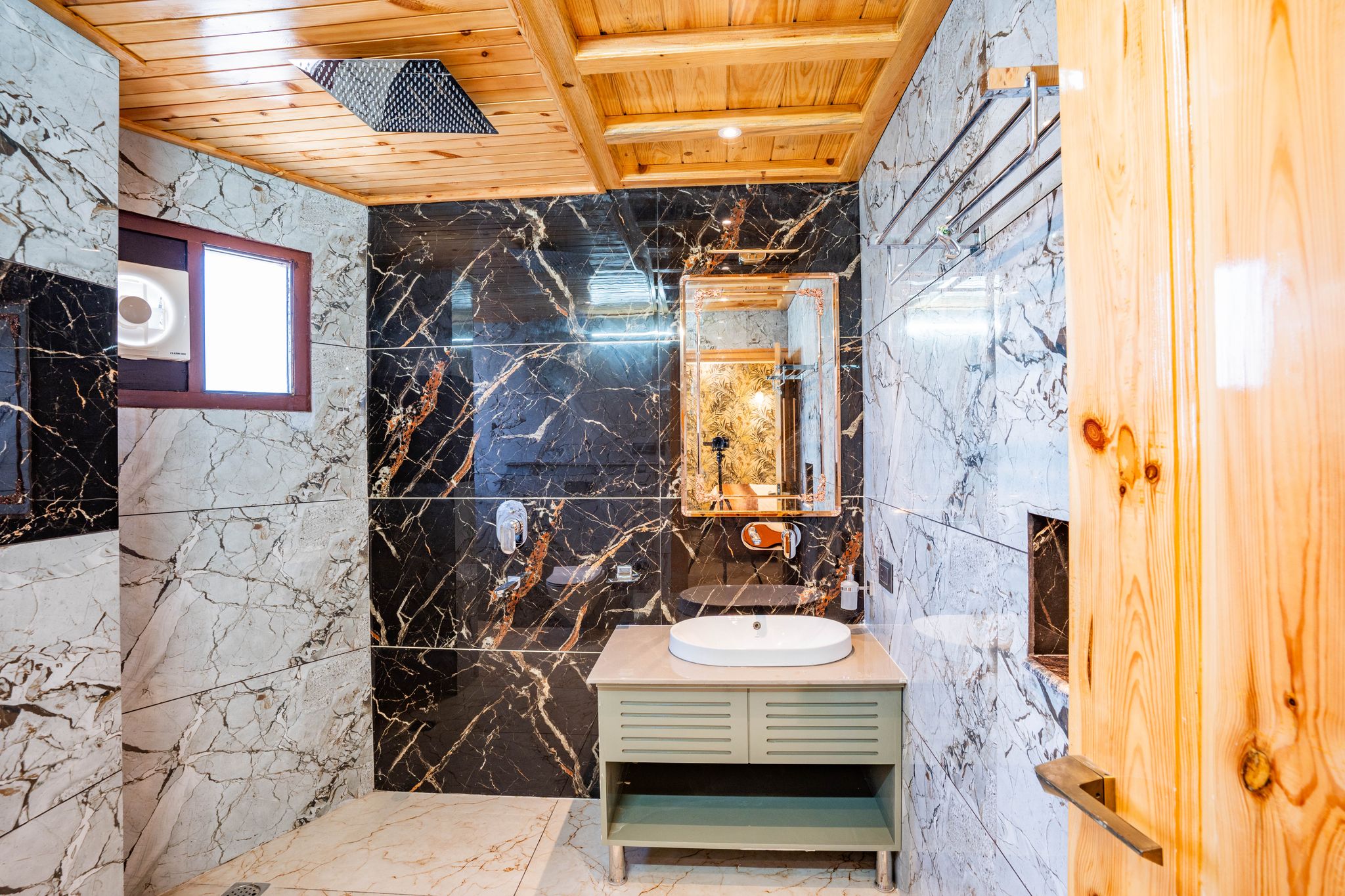 Golden Oak by The Lake Hill Simple Bliss Room (With AC) 11