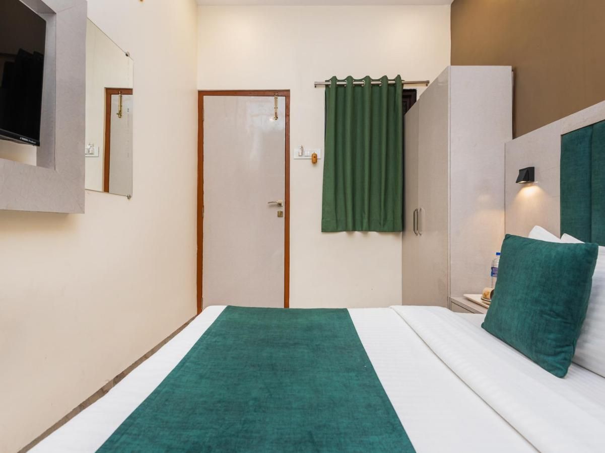 Hotel Priceless Suite - Nesco Goregaon Deluxe Room 3