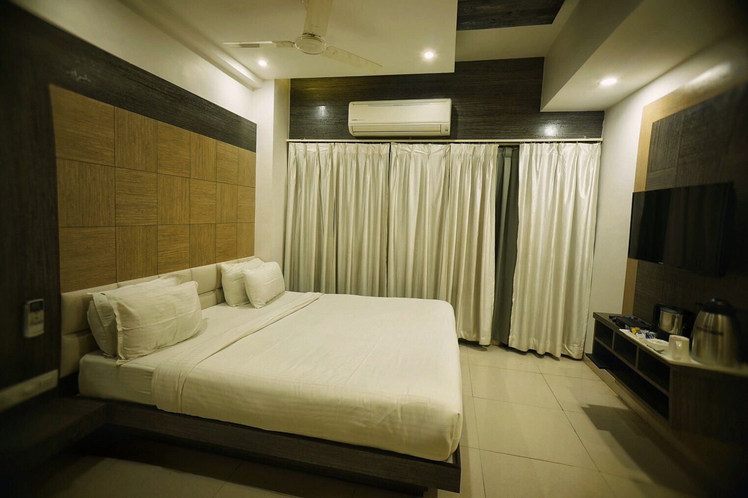 EXECUTIVE ROOM