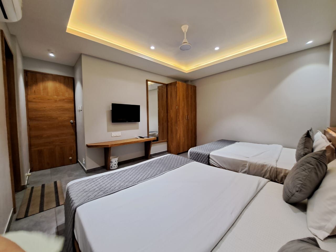 HOTEL OM Somnath 4 Bedded Standard Family Room 2