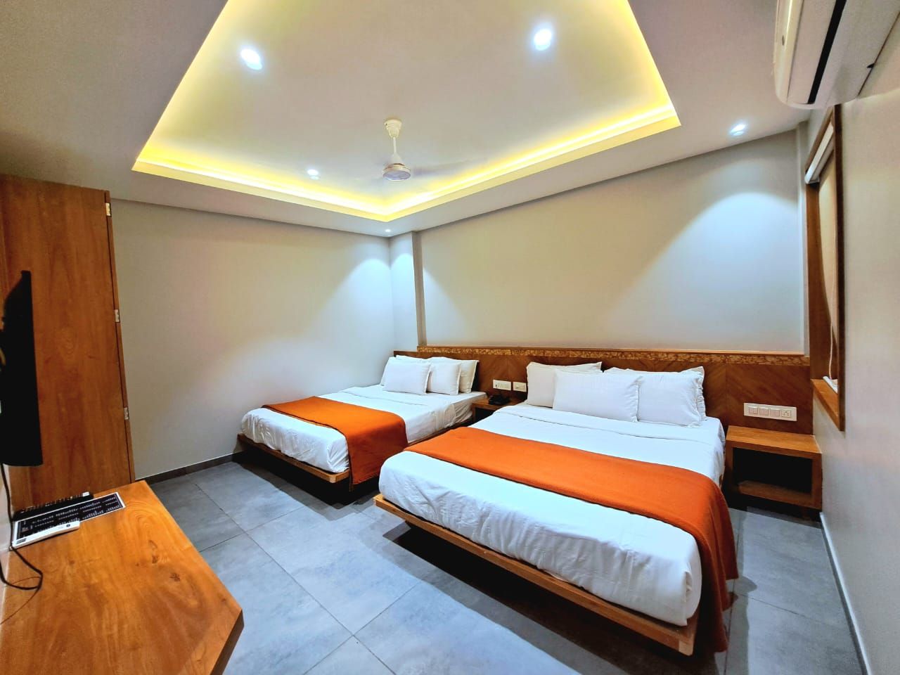 HOTEL OM Somnath 4 Bedded Standard Family Room 3