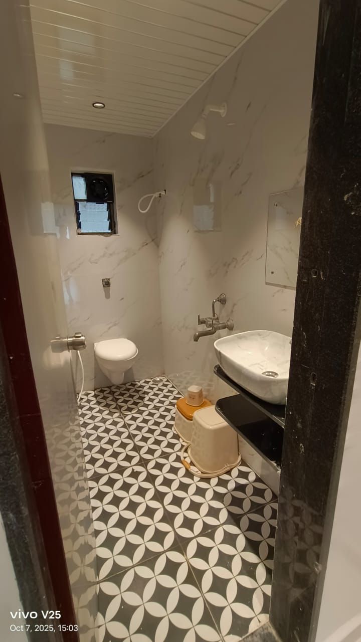 Kiara Eshosans Palace (100 meters From Sai Samadhi Temple) Standard Double Bed Non Ac 2