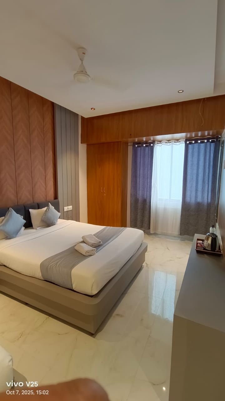 Kiara Eshosans Palace (100 meters From Sai Samadhi Temple) Standard Double Bed Non Ac 4