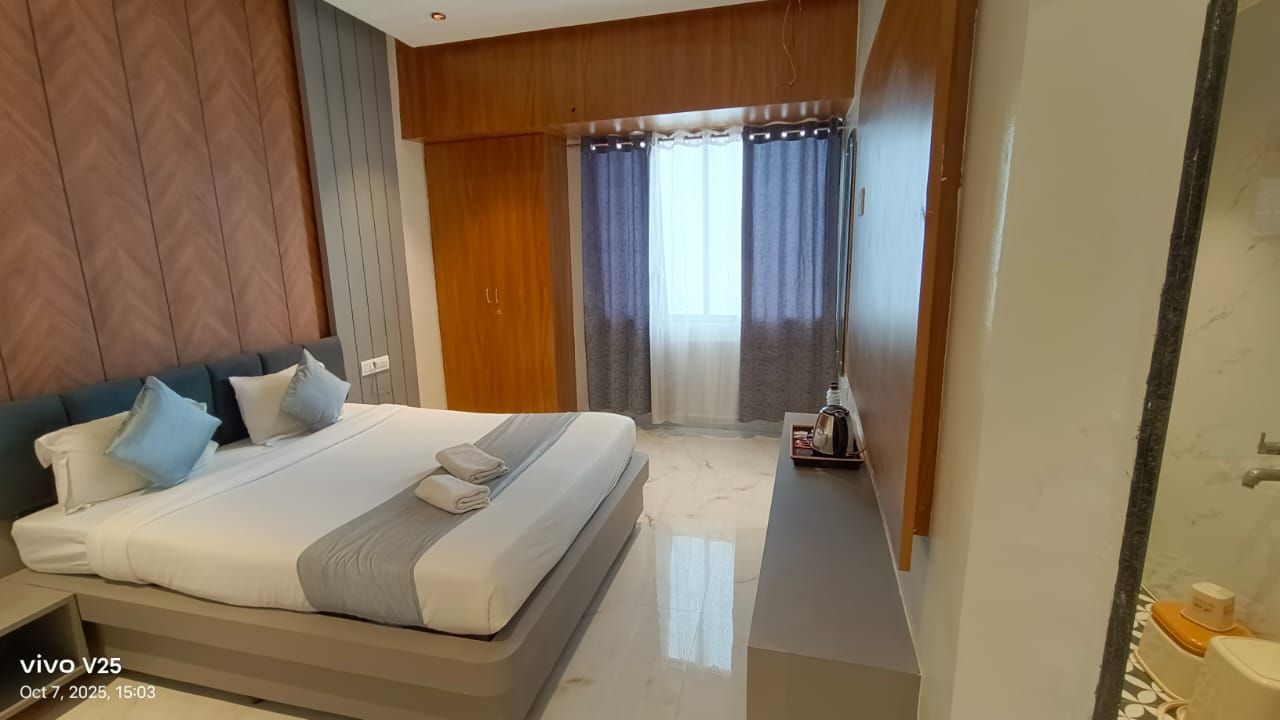 Kiara Eshosans Palace (100 meters From Sai Samadhi Temple) Standard Double Bed Non Ac 3