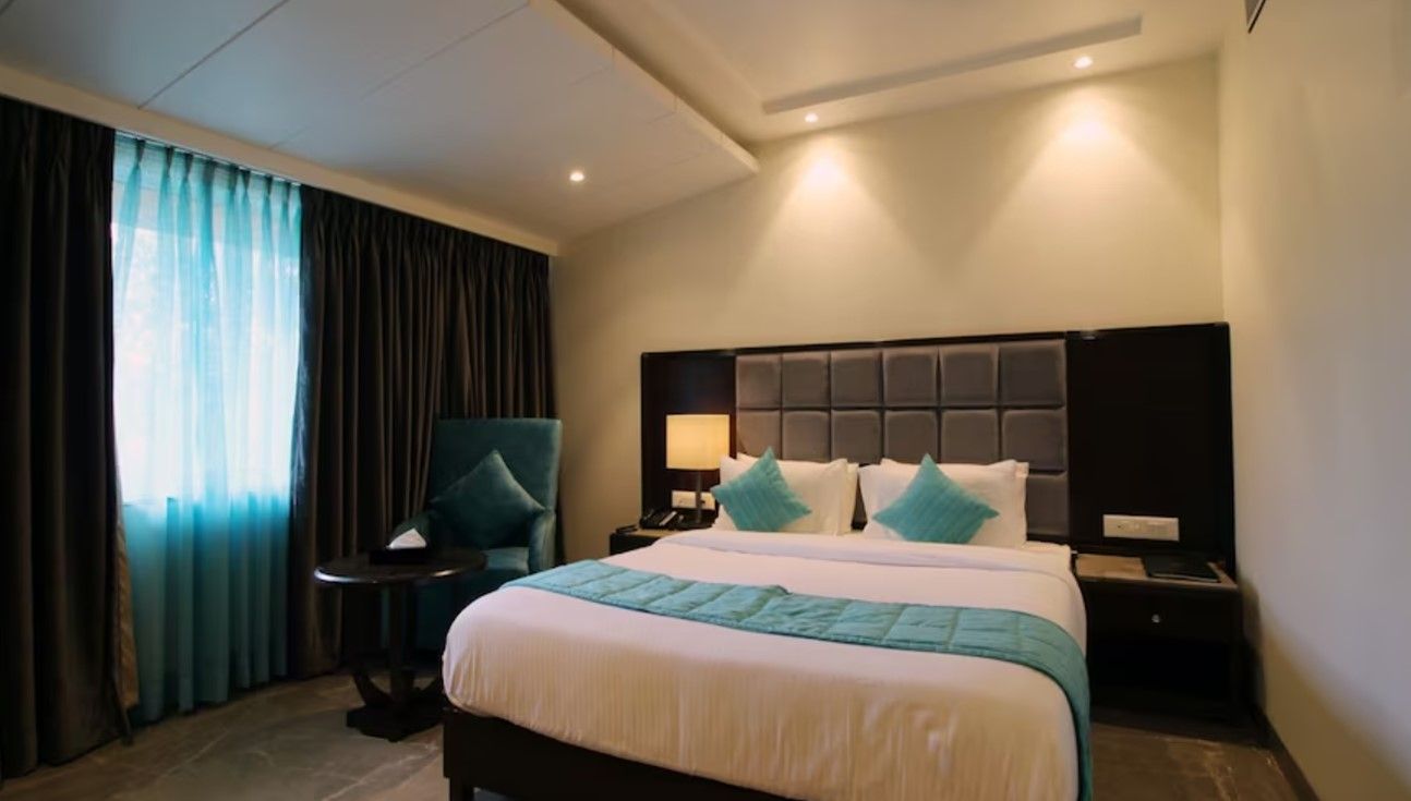 Royal Suite 2BH with Jacuzzi