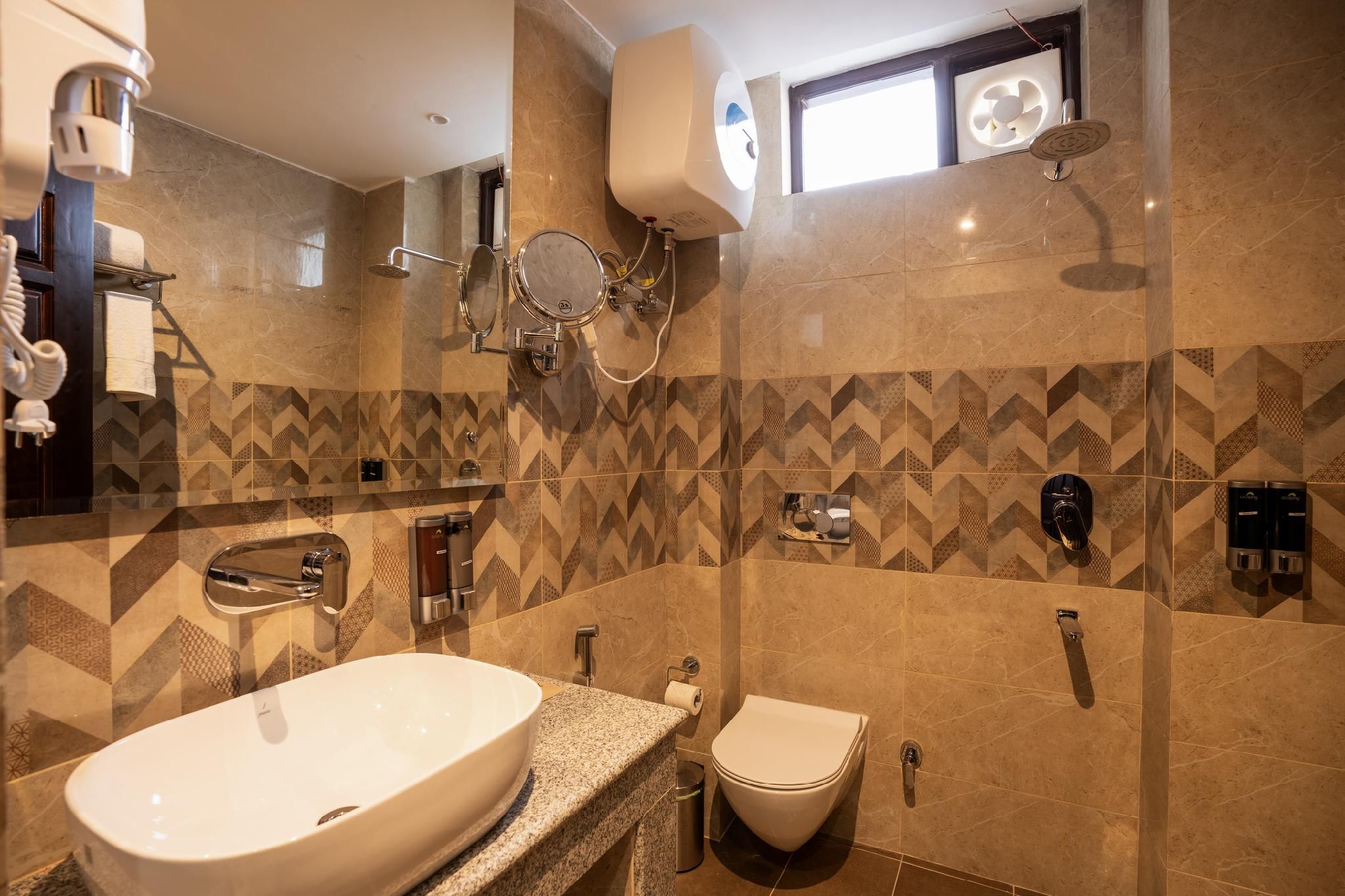 Alt Life Luxe - Himalayan Crown - Dharamkot Mcleodganj Deluxe Room Balcony 3