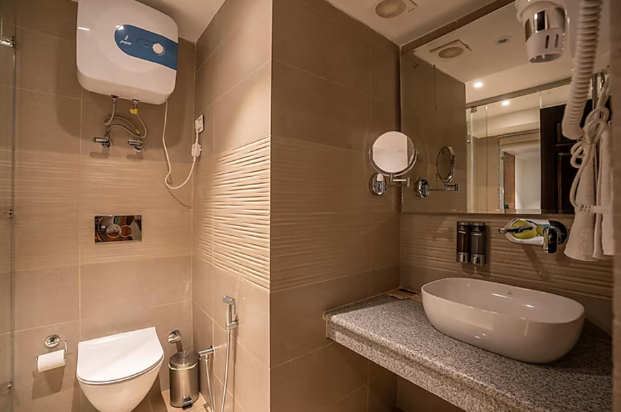 Alt Life Luxe - Himalayan Crown - Dharamkot Mcleodganj Deluxe Room with Balcony ( Partial View) 5