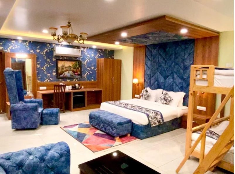 Super Deluxe Suit Room
