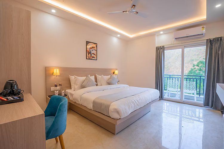 Perfectstayz Alpine Retreat Deluxe Room with Balcony and Hill View