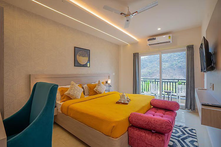 Perfectstayz Alpine Retreat Deluxe Room with Balcony and Hill View 3