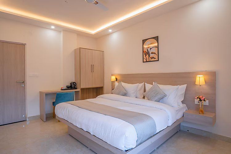 Perfectstayz Alpine Retreat Deluxe Room with Balcony and Hill View 2