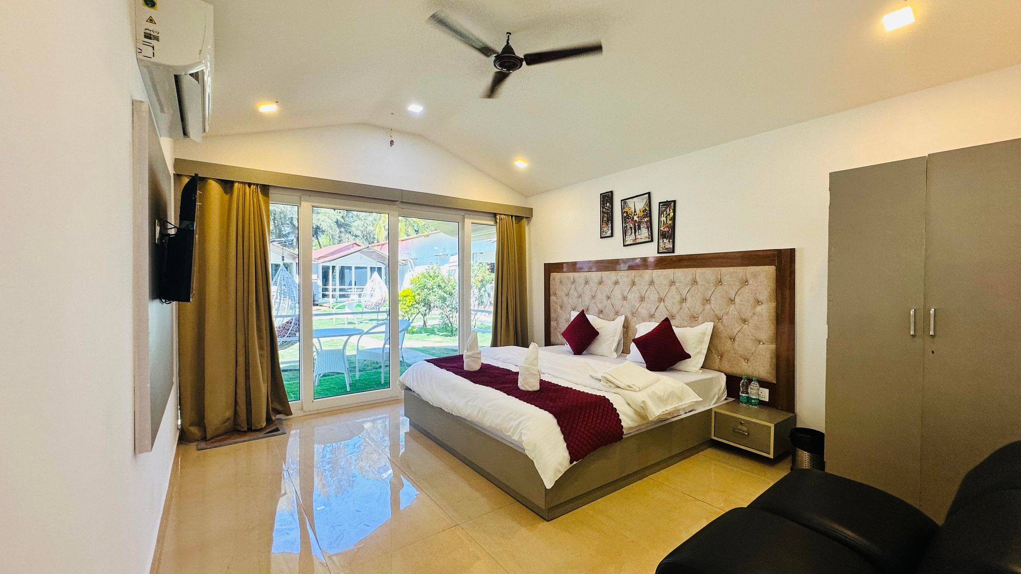 Deluxe Room with Side Sea View