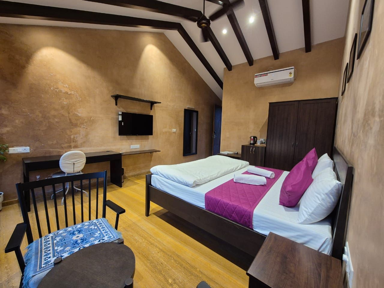 Umber Tree -A Nature Side Heaven Resort Premium cottage with Balcony 4