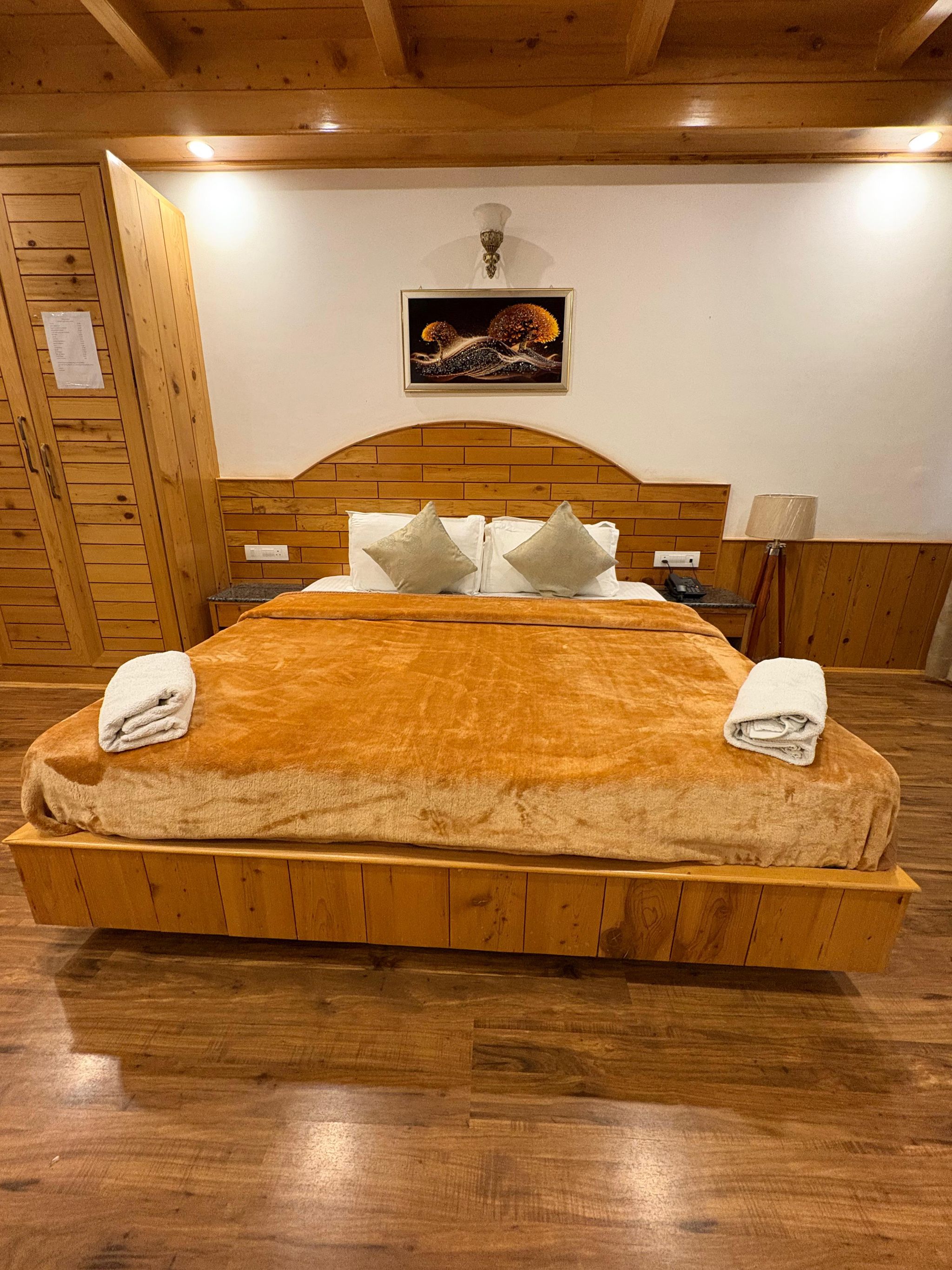 Deluxe Room with Balcony and Mountain View