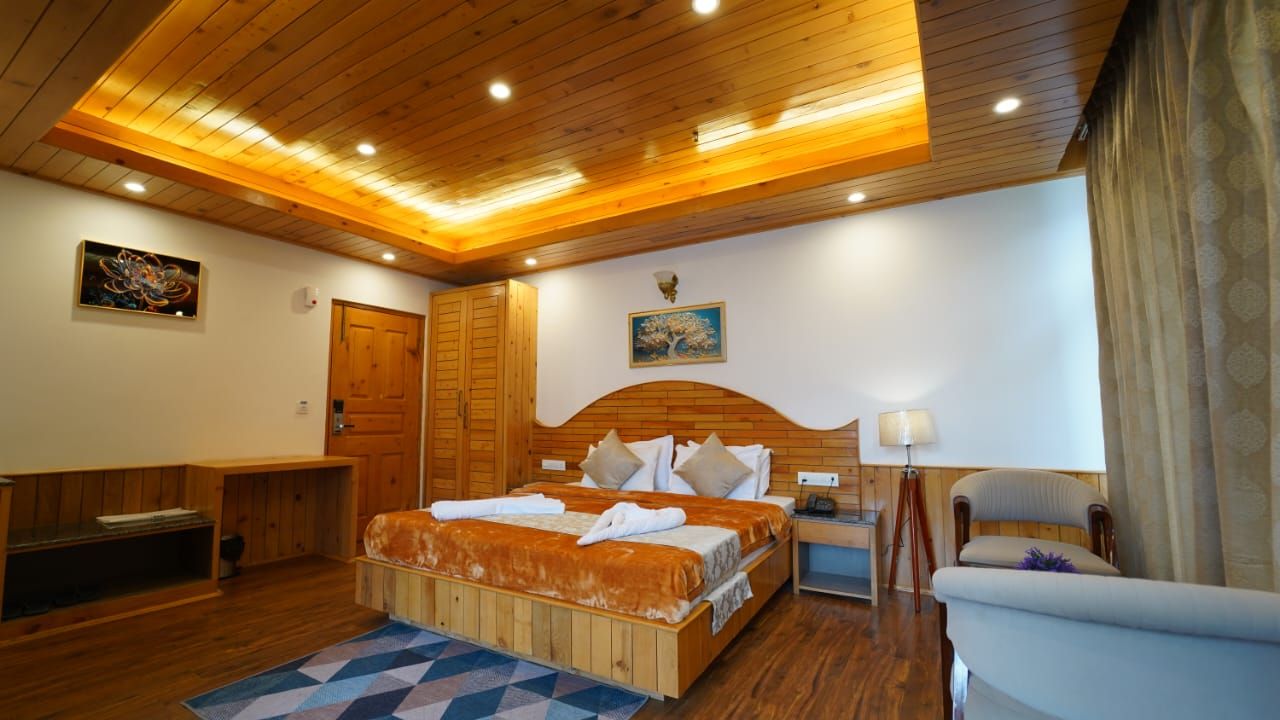 Deluxe Room with Balcony and Mountain View