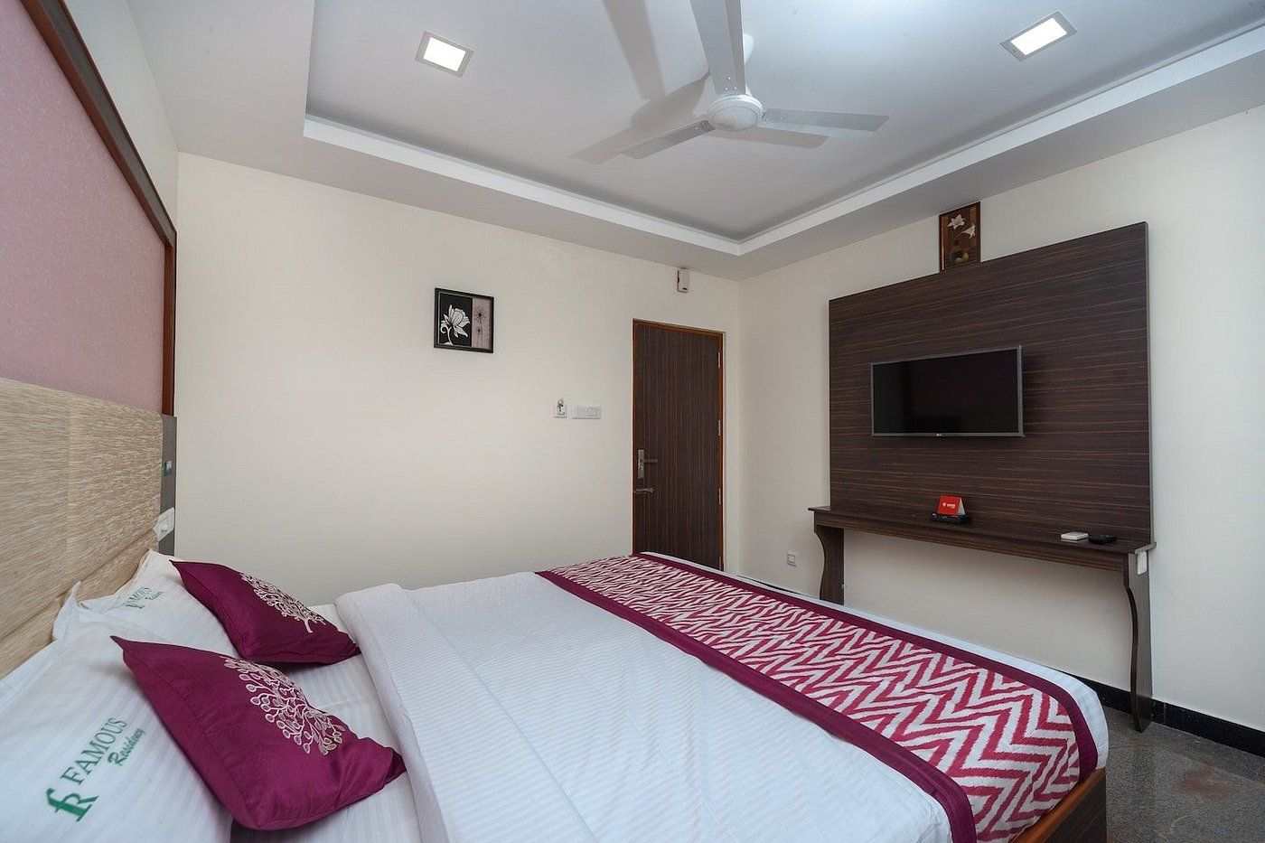  Famous Residency Deluxe Double Room 3