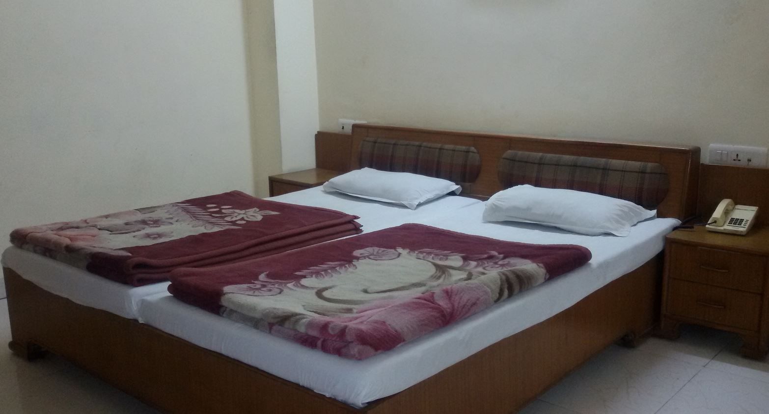 Kumar Hotels Amritsar King Size Deluxe room 3
