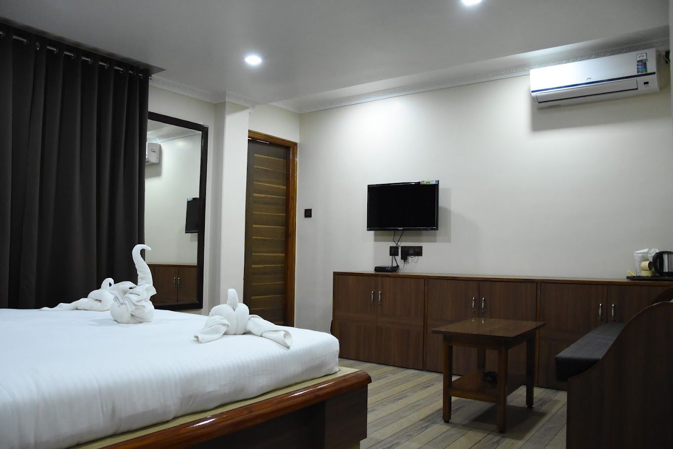  Hotel Holiday Hills Super Deluxe with Balcony 2