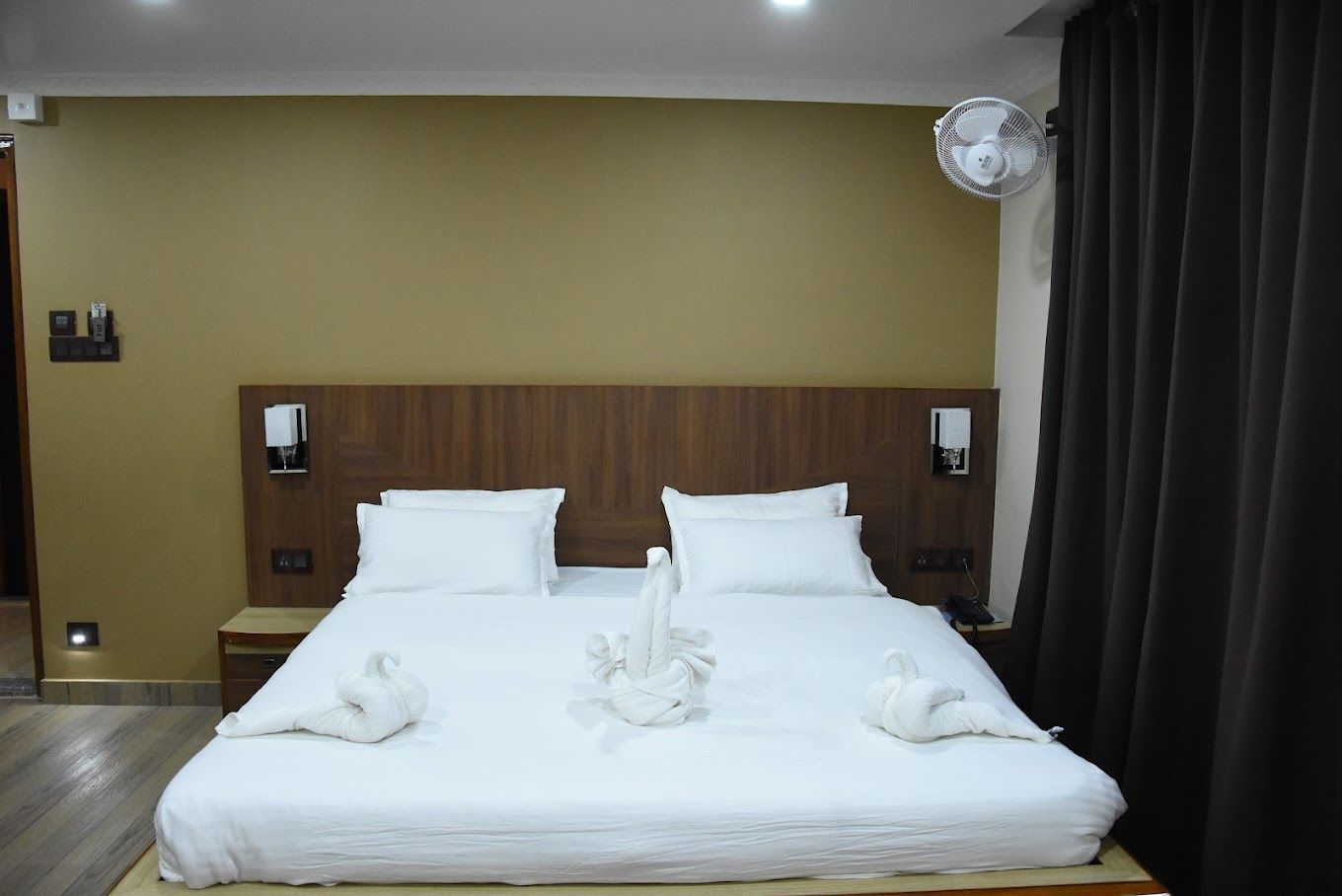  Hotel Holiday Hills Super Deluxe with Balcony 3