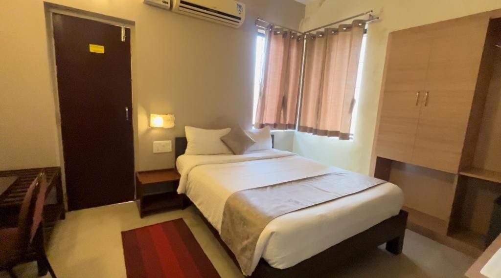 The Westend Deluxe Room 5