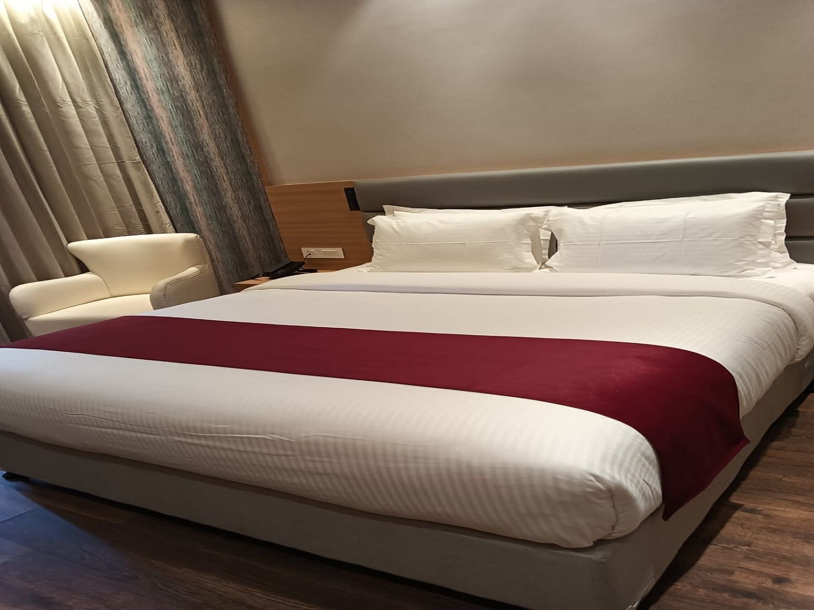  The White IBIS - A luxury Boutique Hotel Deluxe King Room 2