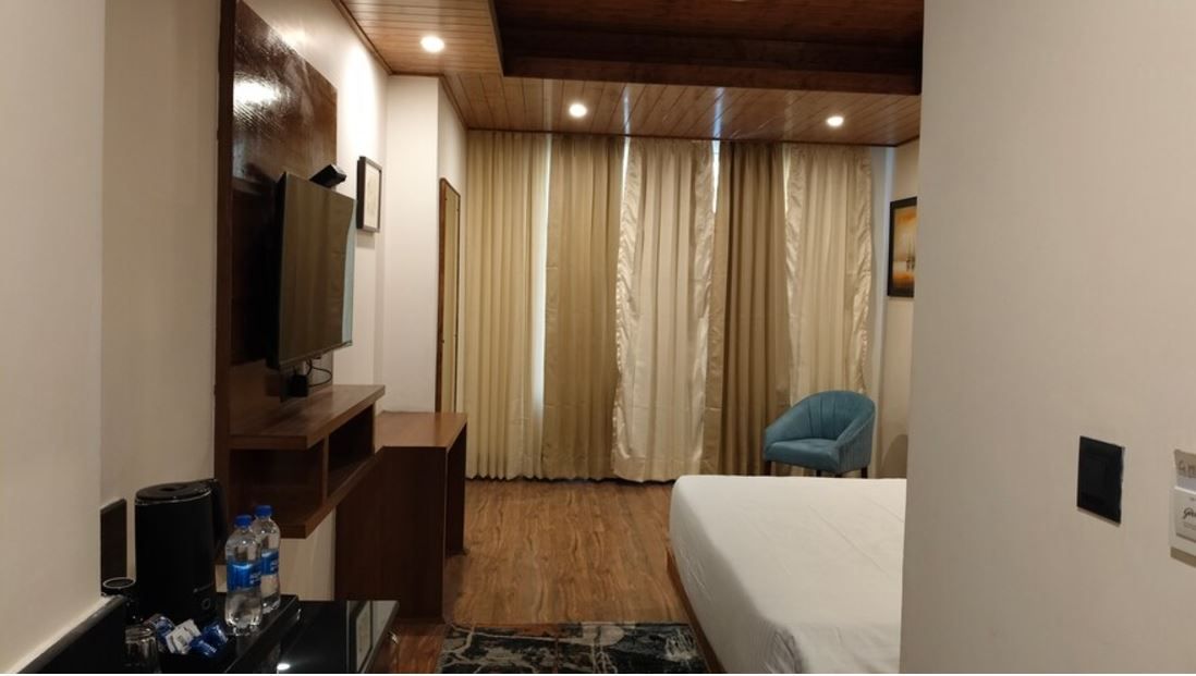 The Whitestone Inn and Suites (A Centrally Heated Mountain and Valley View) Super Deluxe Room with Balcony 2