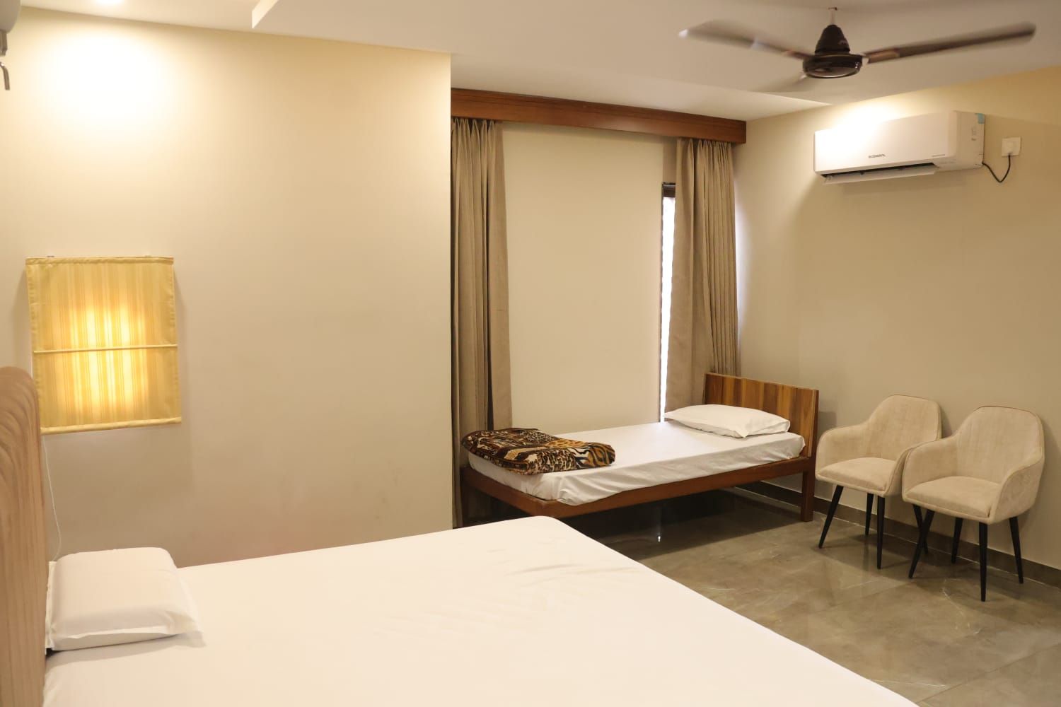 Devraha Baba Seva Ashram Super Deluxe Triple Room 4