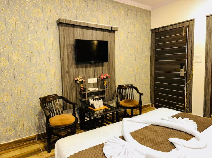 Hotel Him Residency Mcleodganj Queen Room With Balcony 4