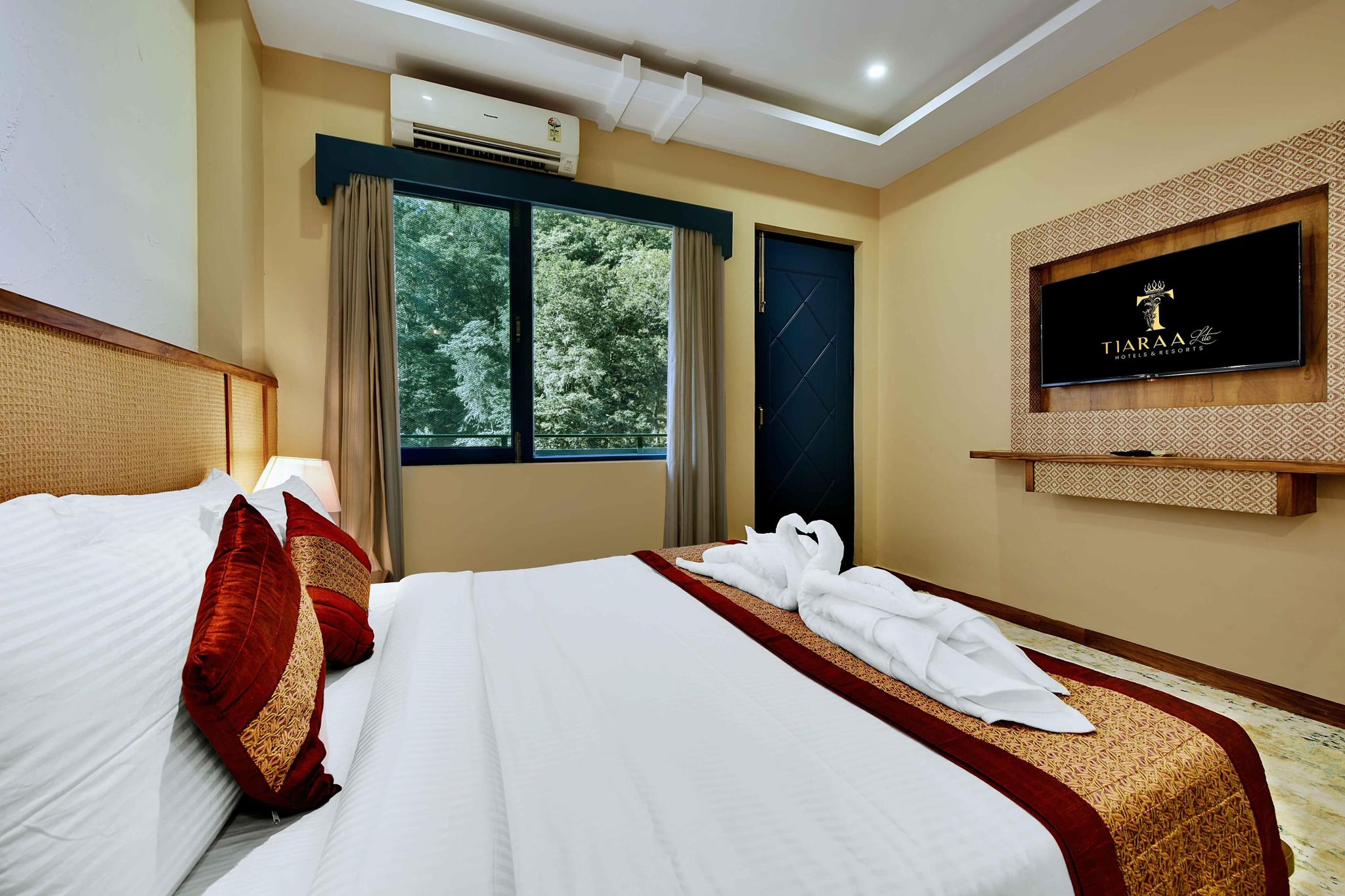 Tiaraa Lite A Ganges Retreat Club Room with balcony with city view
