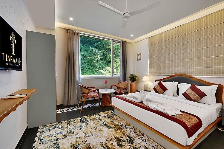 Family Room with 02 Bedroom, 01 Bathroom, balcony and city view